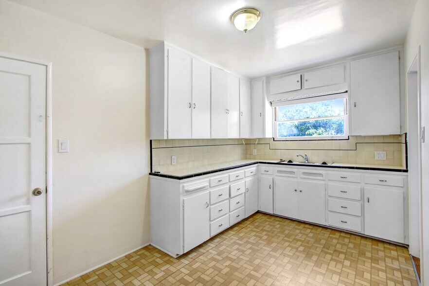 More Photos Of 3879 Dykes Ln, Riverside Apartments For Sale