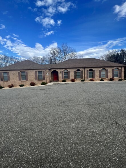 Primary Photo Of 3721 S Amherst Hwy, Madison Heights Office For Lease