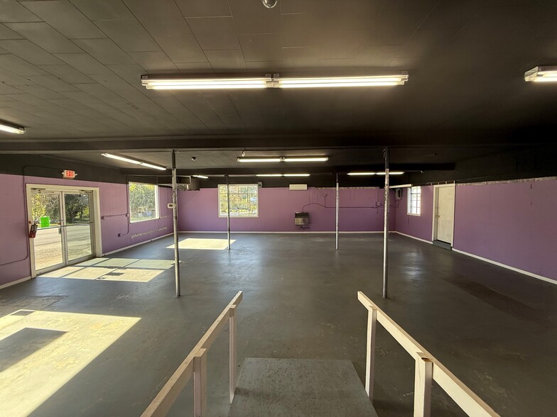 More Photos Of 309 S Main St, Jonesville Freestanding For Lease