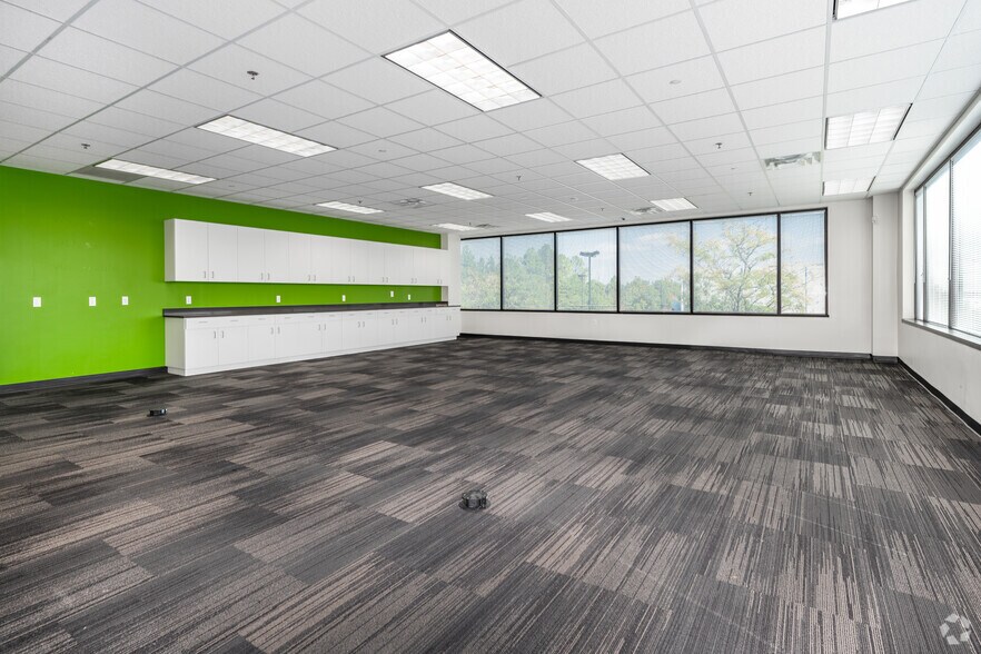 More Photos Of 9920 Franklin Square Dr, Nottingham Medical For Lease