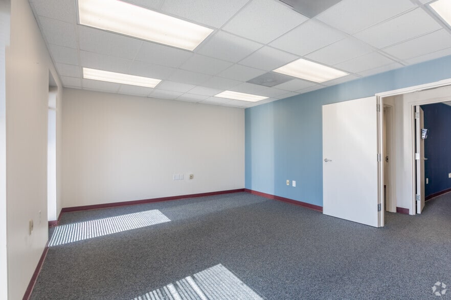 More Photos Of 5306-5346 Peters Creek Rd, Roanoke Showroom For Lease