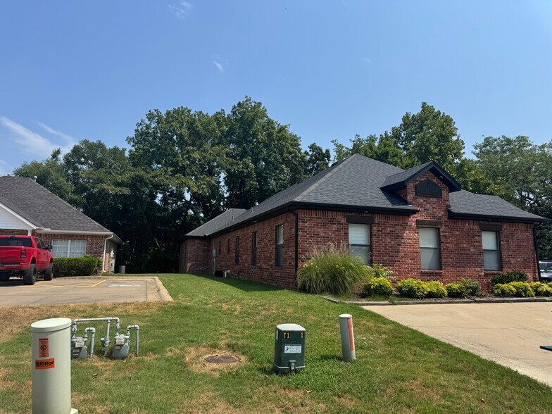 More Photos Of 1830 Shelby Ln, Fayetteville Medical For Sale