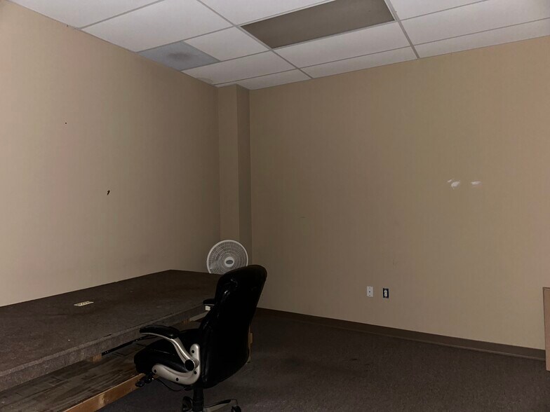 More Photos Of 1533 Bonnie Ln, Cordova General Retail For Lease