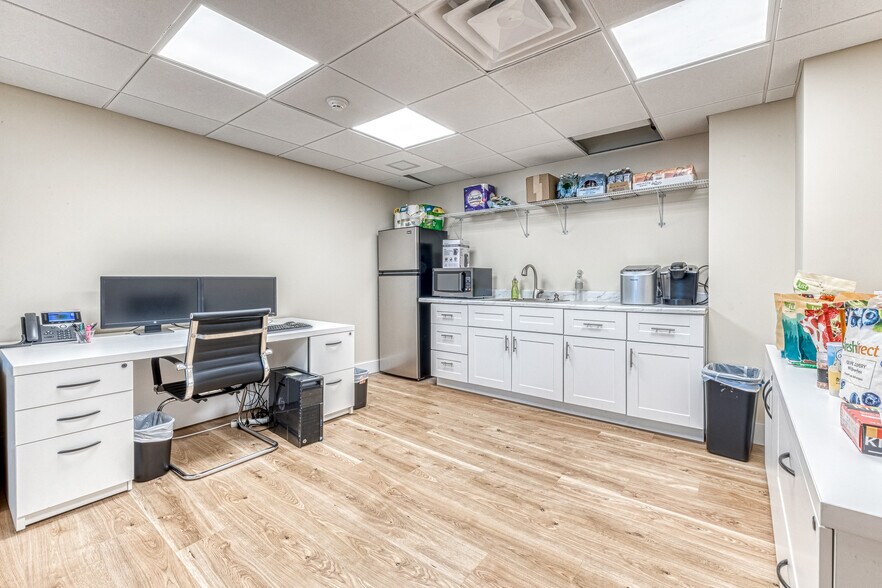 More Photos Of 126-130 N Main St, East Hampton Office For Lease