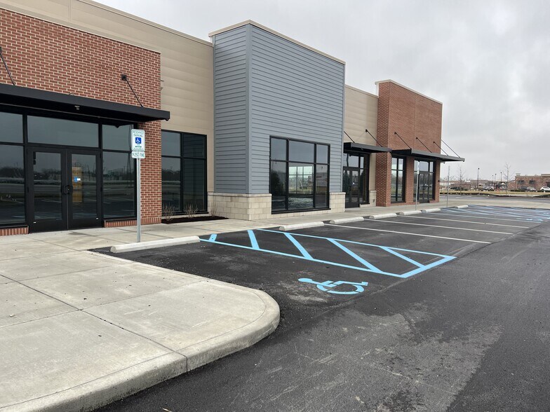 More Photos Of 13588 Bent Grass Ln, Fishers Storefront For Sale