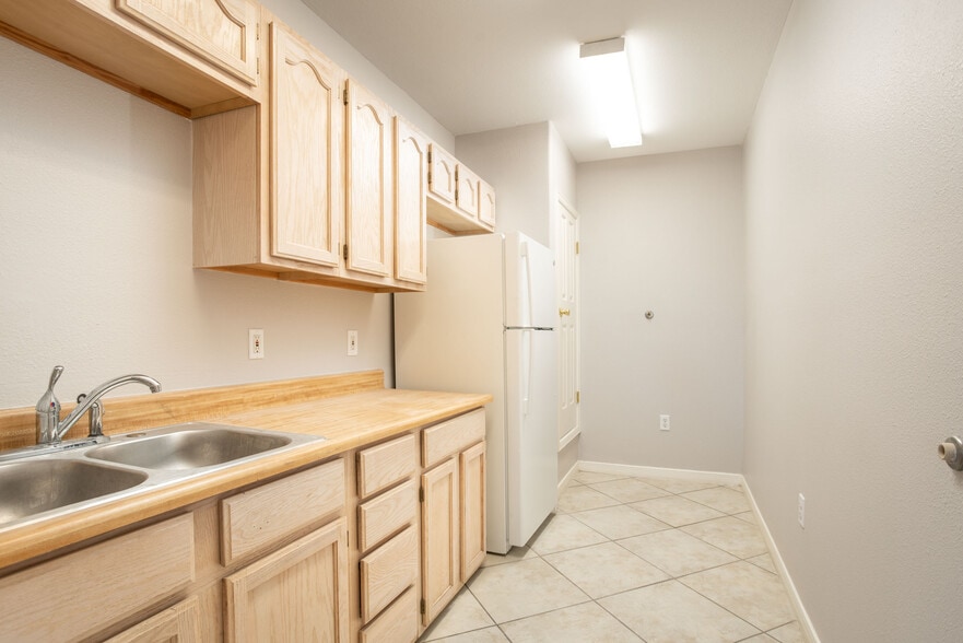 More Photos Of 8139 Beatrix Ln, El Paso Warehouse For Lease