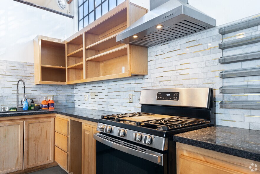 More Photos Of 1200 24th St, Oakland Warehouse For Sale