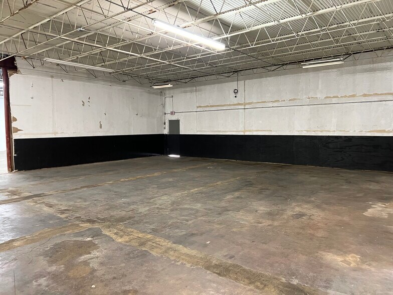 More Photos Of 5508-5516 Brewster St, San Antonio Warehouse For Lease