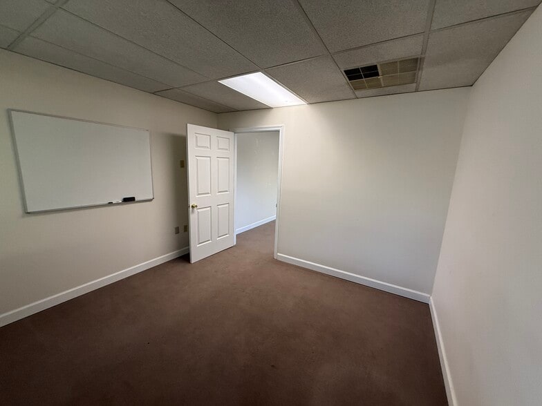 More Photos Of 403 Chatham Sq, Fredericksburg Office For Sale