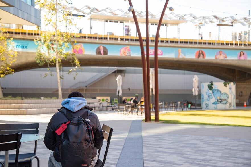 More Photos Of 8900 Venice Blvd, Culver City General Retail For Lease