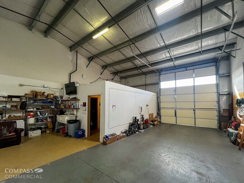 More Photos Of 20720 High Desert Ln, Bend Warehouse For Lease