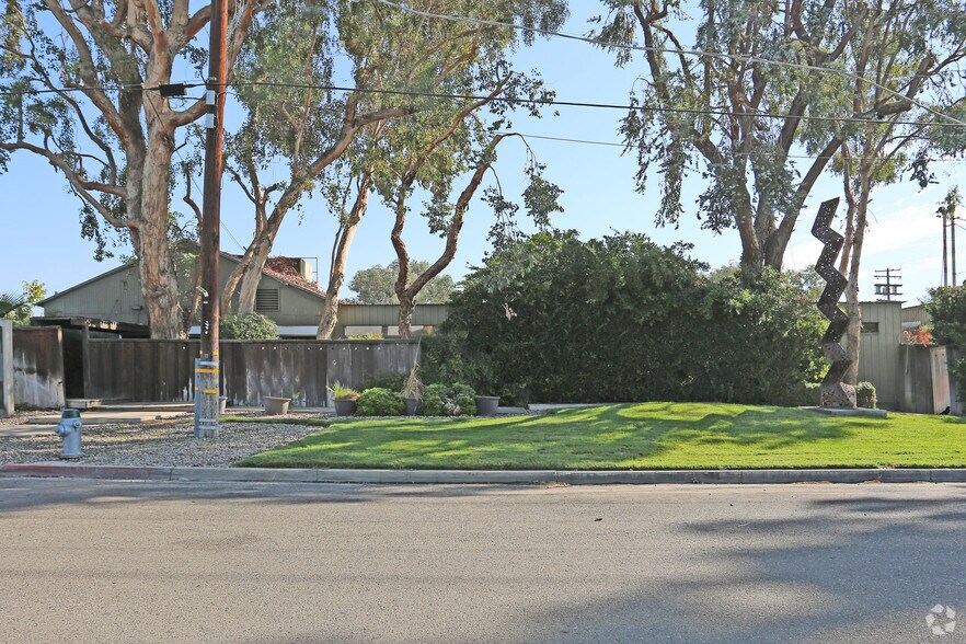 More Photos Of 1520-1528 N Sierra Vista Ave, Fresno Industrial For Sale