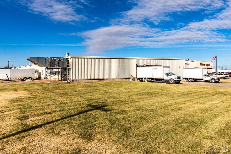 More Photos Of 1674 N Industrial Ave, Ottawa Manufacturing For Sale