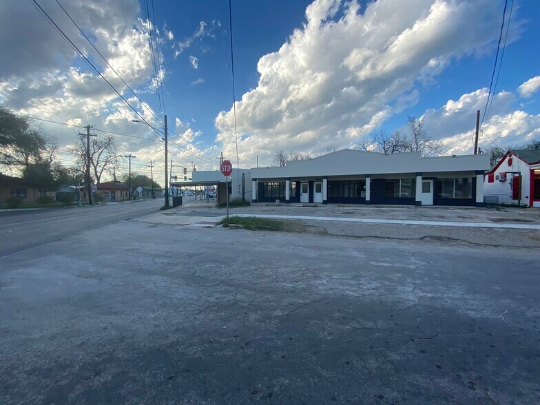 More Photos Of 1543 W Summit Ave, San Antonio Showroom For Sale