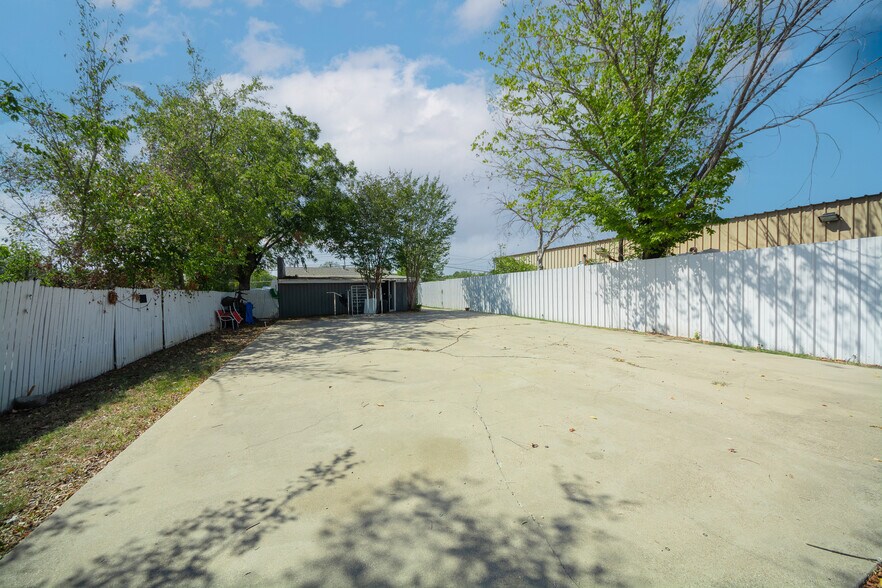 3925 Mansfield Hwy, Forest Hill, TX 76119 Freestanding For Sale
