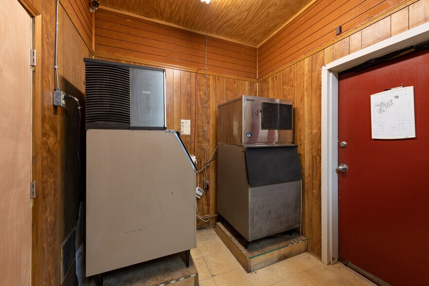 More Photos Of 1402 Old Iowa Park, Wichita Falls Specialty For Lease