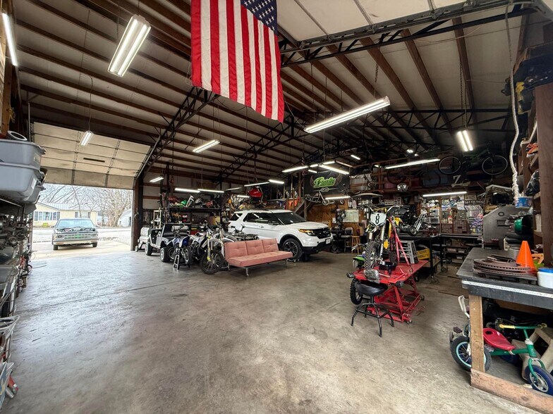 More Photos Of 615 W Benton St, Buffalo Flex For Sale