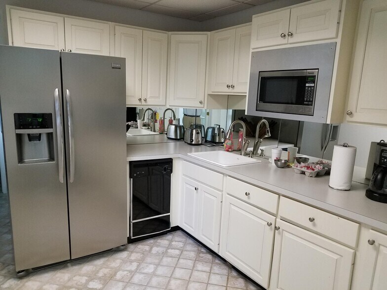 More Photos Of 165 W Putnam Ave, Greenwich Office For Lease