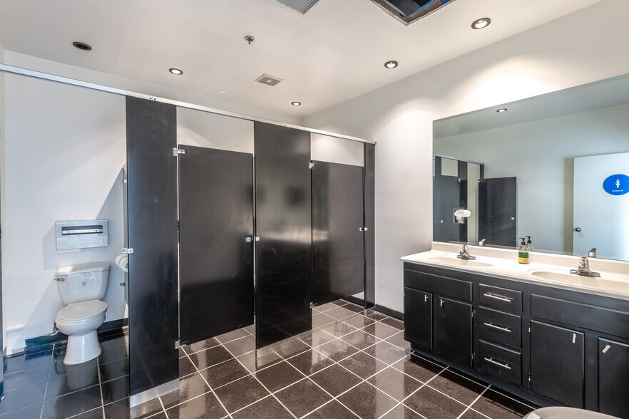 More Photos Of 197 E Jefferson Blvd, Los Angeles Warehouse For Sale