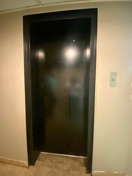 More Photos Of 1308 Boston Ave, Nederland Bank For Sale