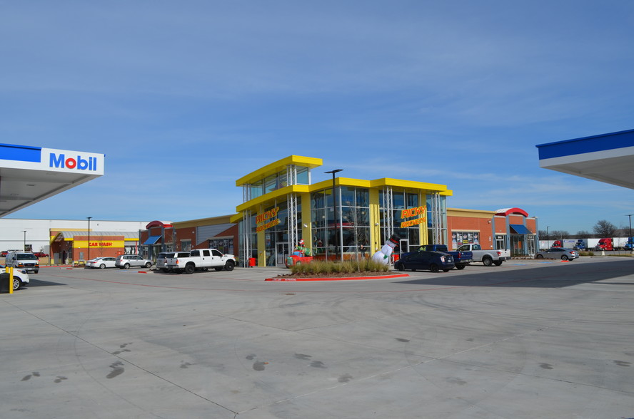 Primary Photo Of 1910 S Jupiter Rd, Garland Service Station For Lease