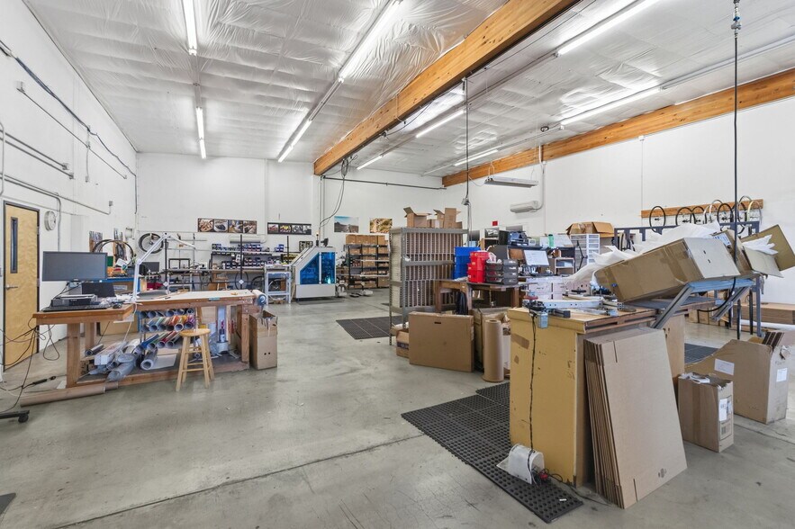 More Photos Of 940 Wilson St, Eugene Showroom For Sale