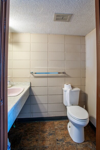 More Photos Of 2808 48 Av, Vernon Storefront Retail Residential For Lease