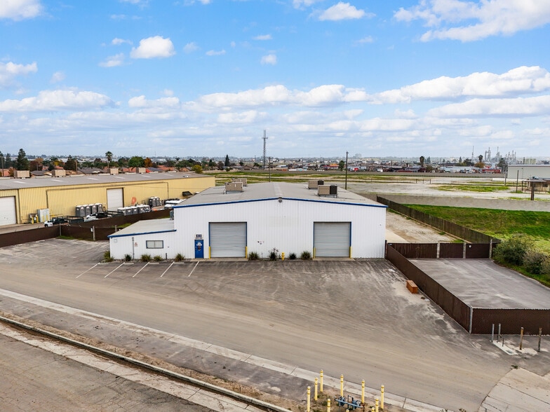 More Photos Of 6303 Seven Seas Ave, Bakersfield Warehouse For Lease
