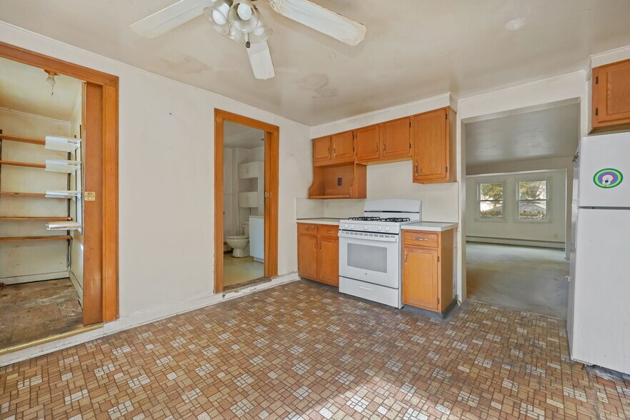 More Photos Of 15 Henry St, Greenwich Multifamily For Sale