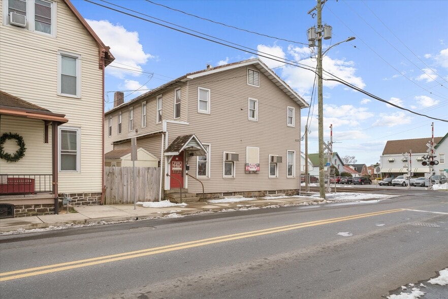 More Photos Of 102 S Richmond St, Fleetwood Warehouse For Sale