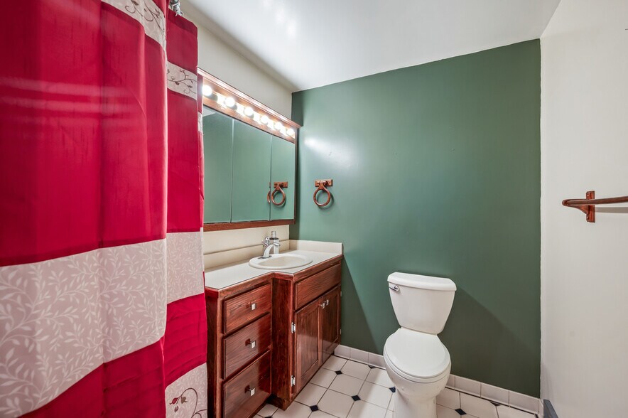 More Photos Of 4085 / 4086 State Route 422, Southington Showroom For Sale