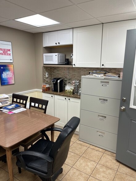 More Photos Of 130 Lenox Ave, Stamford Warehouse For Sale