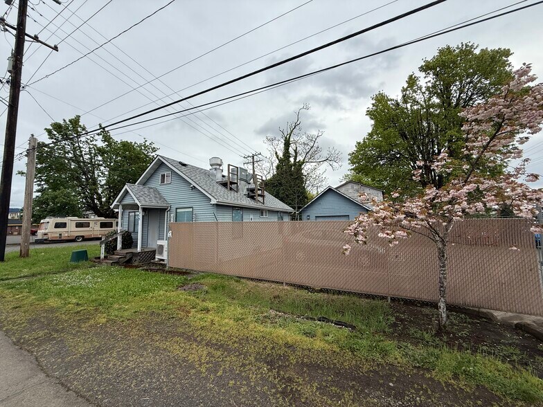 More Photos Of 215 S 19th St, Springfield Industrial For Lease