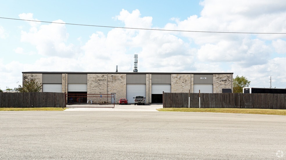 More Photos Of 226 Weldon Johnson Way, Kyle Warehouse For Lease