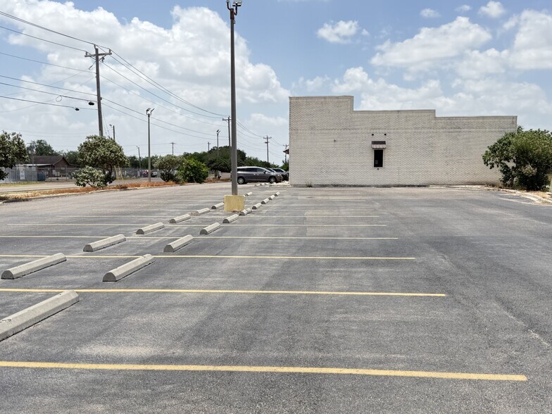 More Photos Of 8115 N Los Ebanos Rd, Mission Specialty For Lease