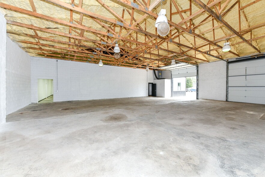 More Photos Of 3910 E 21st St, Indianapolis Auto Repair For Sale