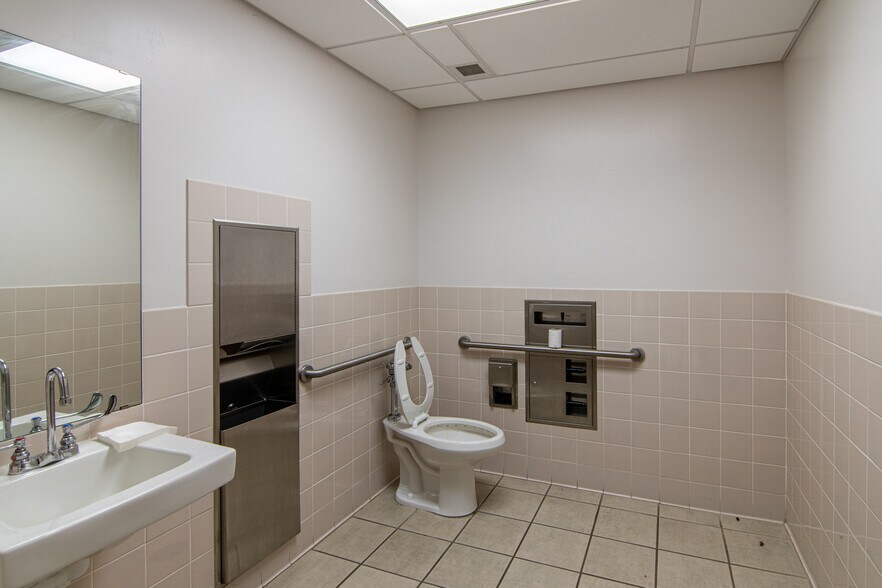 More Photos Of 201 W 5th St, Bonham Medical For Lease