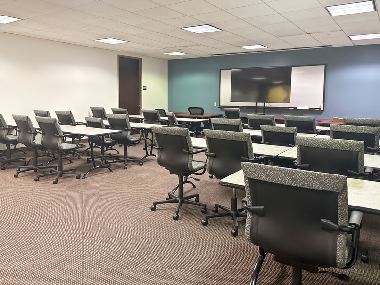More Photos Of 1600 Golf Rd, Rolling Meadows Coworking Space