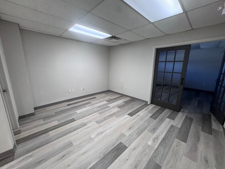 More Photos Of 400 E Jackson St, Broken Arrow Warehouse For Lease