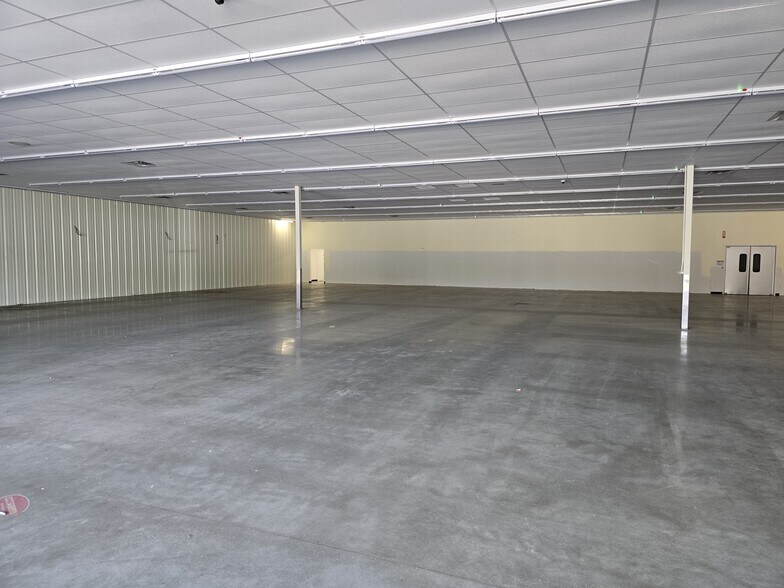 More Photos Of 10245 W Vienna Rd, Montrose Freestanding For Lease