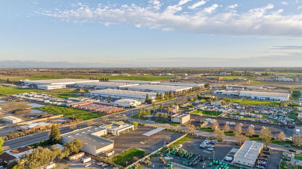 More Photos Of 1123 N Plaza Dr, Visalia Warehouse For Lease
