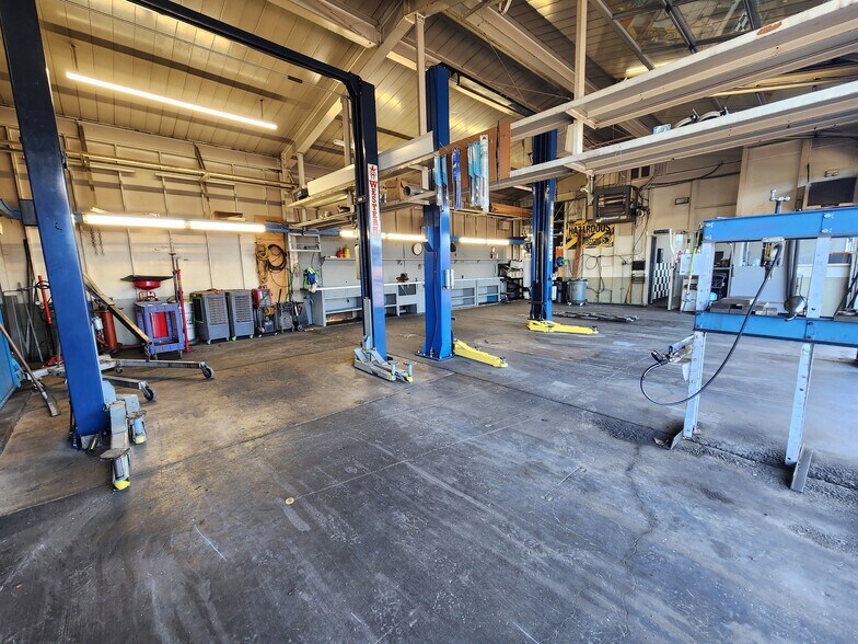 More Photos Of 518 S Pacific Hwy, Cottage Grove Auto Repair For Sale