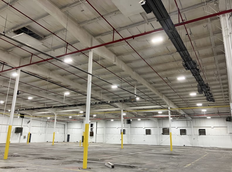More Photos Of 300 E 39th St, Hastings Distribution For Lease