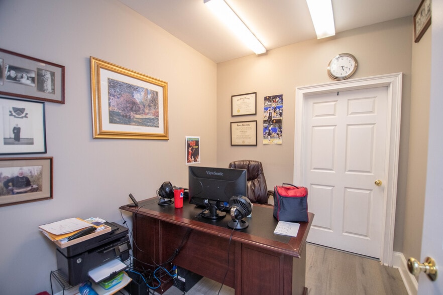 More Photos Of 385 Hawthorne Ln, Athens Medical For Lease