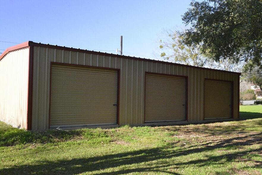 More Photos Of 1016 N Ave E, Shiner Hotel For Sale