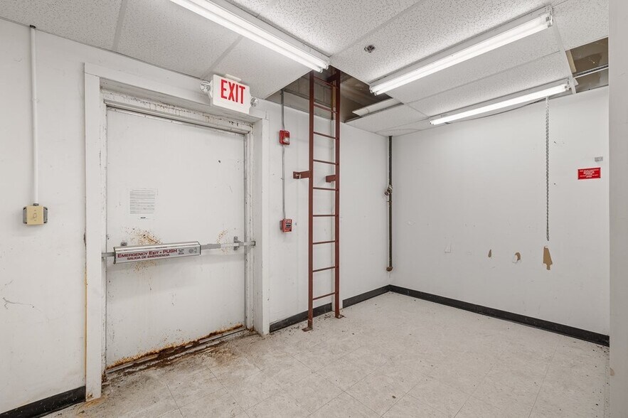 More Photos Of 850-860 W 4th St, Mansfield Freestanding For Lease