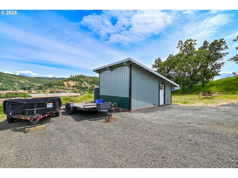 More Photos Of 161 Heritage Way, Roseburg Light Manufacturing For Sale
