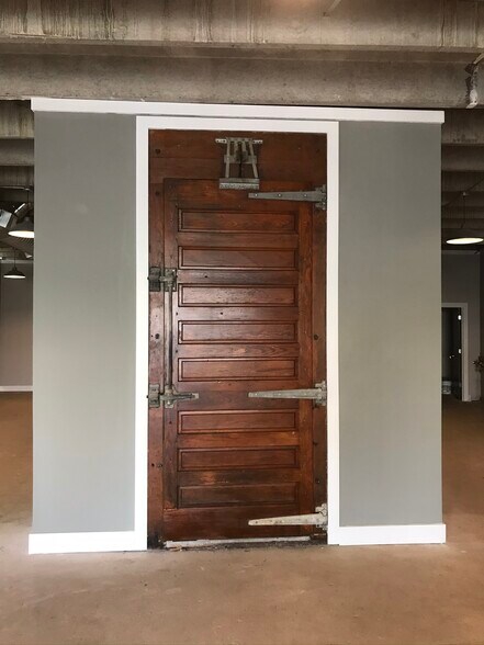 More Photos Of 1155 Franklin St, Clarksville Warehouse For Lease