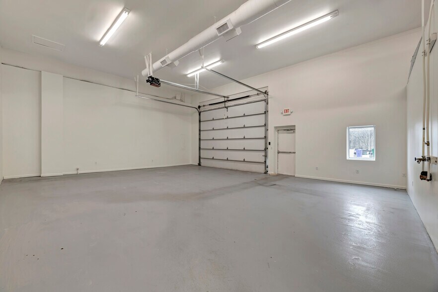 More Photos Of 28-30 W Ayre St, Wilmington Showroom For Lease