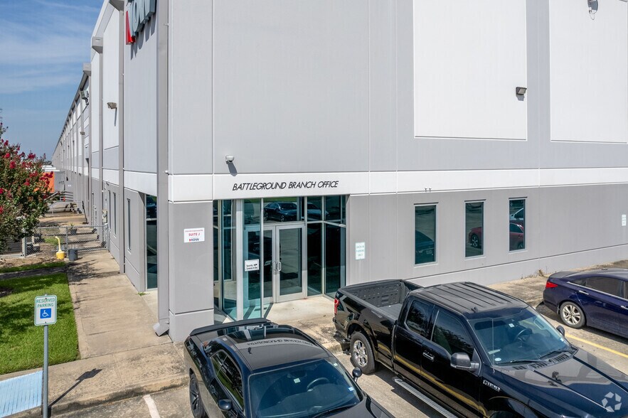 More Photos Of 359 Old Underwood Rd, La Porte Distribution For Lease